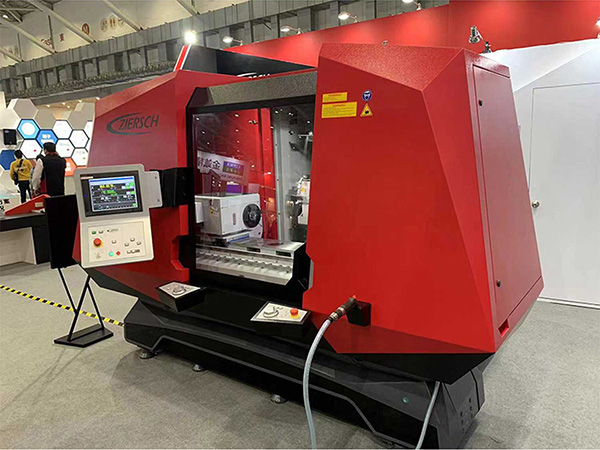 硬軌數(shù)控車(chē)床具有自動(dòng)化程度高，編程簡(jiǎn)單等優(yōu)點(diǎn)